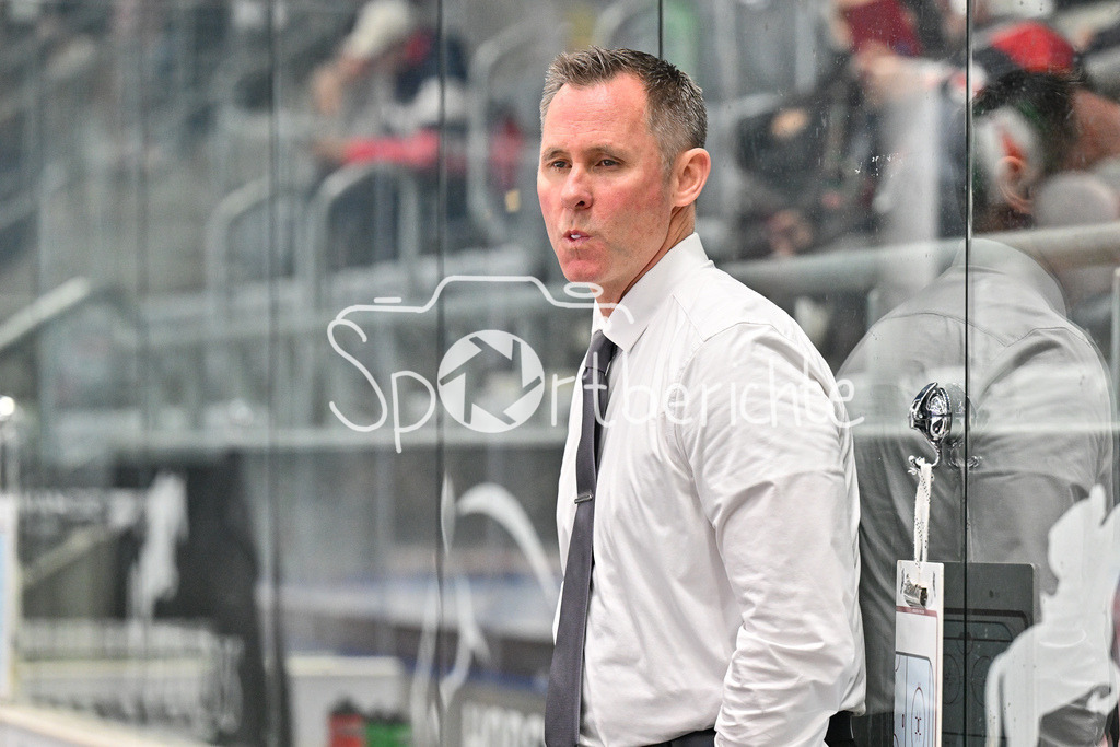 Augsburger Panther - Löwen Frankfurt | Das warmup beider Mannschaften / Ted DENT Headcoach Augsburger Panther / DEL: Augsburger Panther - Löwen Frankfurt, Curt Frenzel Stadiom am 11.10.2024