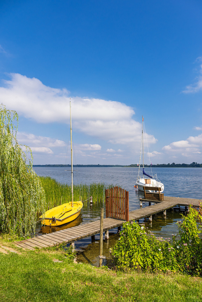Blick auf Segelboote in der Stadt Zarrentin am Schaalsee | Blick auf Segelboote in der Stadt Zarrentin am Schaalsee.