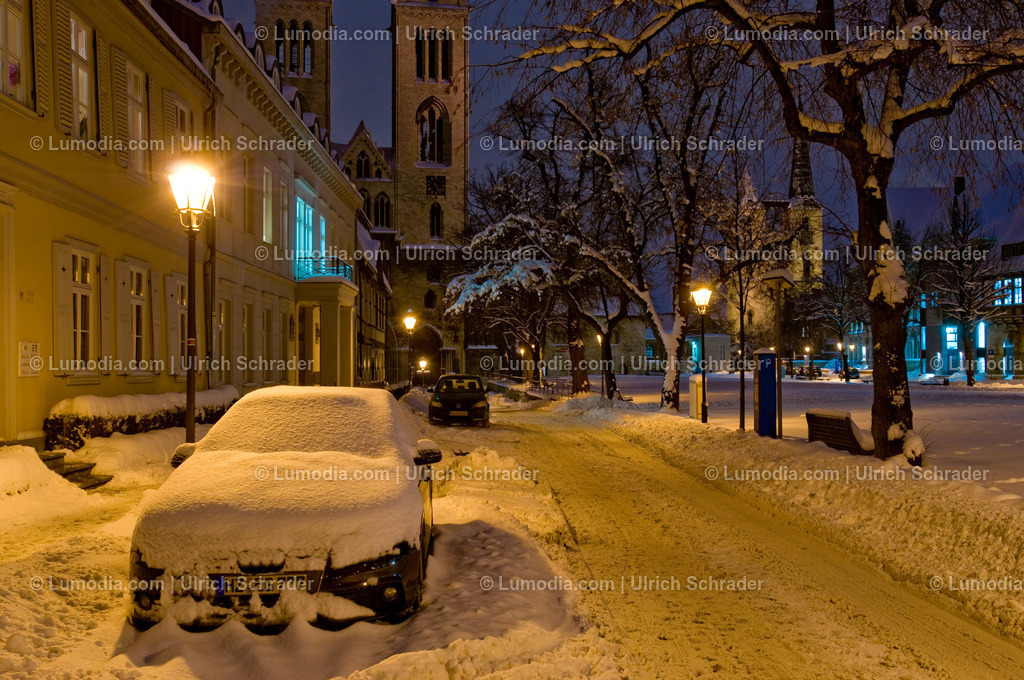 00491-1039 - Winterlicher Domplatz | Stockfoto und Bilderpool mit Bildmaterial aus Deutschland, dem Harz, Halberstadt, Quedlinburg, Wernigerode und weltweit. Qualitativ hochwertige und professionelle Fotos anschauen und kaufen. - Realisiert mit Pictrs.com