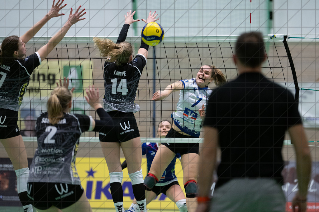 2. VBLF Nord 25/26 | Spiel 4053 | VC Osnabrück vs. TV Cloppenburg | //  13.12.25: 2. VBLF Nord 25/26 | Spiel 4053 | VC Osnabrück vs. TV Cloppenburg / Osnabrück / Deutschland  //   CREDIT:www.bullenfotos.de, Martin König, Hörner Weg 40, D-49078 Osnabrück, +4917663732967 // Nutzung und Weitergabe nur zu den vereinbarten Zwecken. Presseanfragen an Ersteller. Alle Rechte beim Ersteller. Honorierung nach MFM. - Realisiert mit Pictrs.com