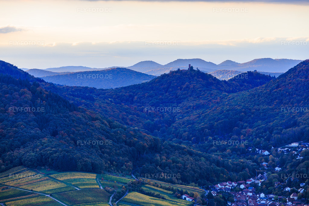 Luftbild: Burgruine Scharfenberg in Leinsweiler im Bundesland Rheinland-Pfalz in Deutschland. Foto: IMG_150351.jpg vom 15.10.2025 durch Werner Riehm/FLY-FOTO.deWWW.WANDERPARADIES-WASGAU.DE