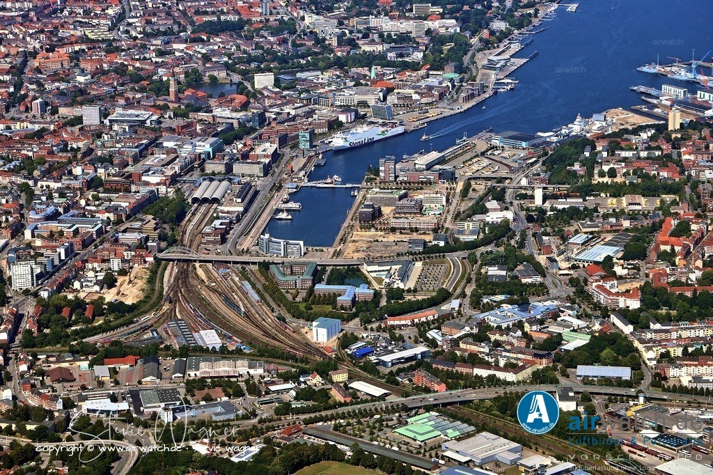 Luftbild Kiel Hafen - Anfänge und Hansezeit  | Anfänge und Hansezeit - Hanse: Im Jahr 1283/84 trat Kiel der Hanse bei, verlor diesen Status jedoch 1544 wieder durch landesherrlichen Einfluss. Der Hafen diente in dieser Zeit vor allem dem regionalen Handel mit Getreide, Holz und Fisch.