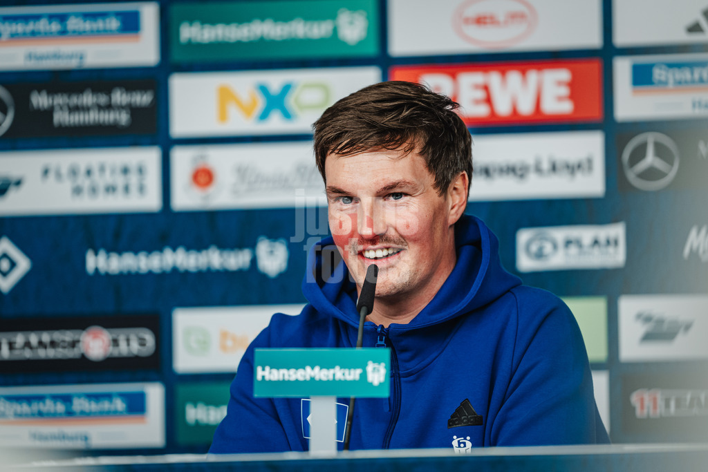 Fußball | Männer | Saison 2024/2025 | 2. Fußball-Bundesliga | 15. Spieltag | Hamburger SV vs. SV Darmstadt 98 | 08.12.2024 | Trainer Merlin Polzin (HSV) bei der Pressekonferenz nach dem Spiel
