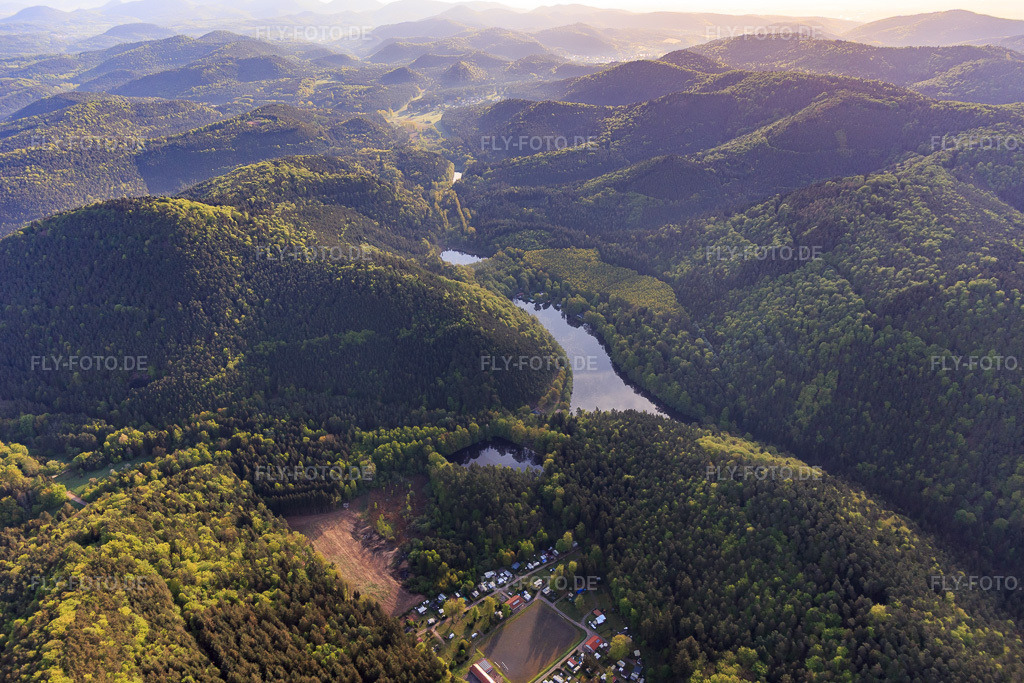 Luftbild: Seehof-Weiher / Portzbach mit Kiosk in Erlenbach bei Dahn im Bundesland Rheinland-Pfalz in Deutschland. Foto: IMG_107029.jpg vom 27.04.2018 durch Werner Riehm/FLY-FOTO.deWWW.KIOSK-AM-SEEHOF.DE