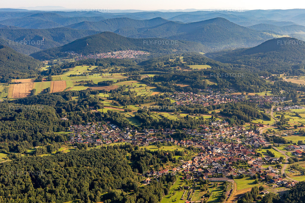 Luftbild: Ortsansicht von Süden im Ortsteil Gossersweiler in Gossersweiler-Stein im Bundesland Rheinland-Pfalz in Deutschland. Foto: IMG_143215.jpg vom 06.08.2024 durch Werner Riehm/FLY-FOTO.de