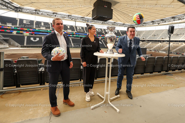 231016_dfb _0906A | Frankfurt am Main am 16.Oktober 2023 Deutsche Bank Park Medientermin der EURO 2024 GmbH  v.l., Philipp Lahm, Turnierdirektor der UEFA EURO 2024
, Celia Šašic, Botschafterin der UEFA EURO 2024 und Hubertus Heil, Kopfball von Bundesminister für Arbeit und Sozial  - Realisiert mit Pictrs.com