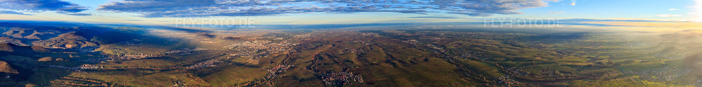 Luftbild: Panorama Perspektive der Rheinebene vom Haardtrand des Pfälzerwalds aus über die Stadt Landau mit Außenbezirken bis nach Leinsweiler an der südlichen Weinstraße an einem Winterabend in Landau in der Pfalz im Bundesland Rheinland-Pfalz in Deutschland. Foto: IMG_61413-Bearbeitet.jpg vom 15.12.2013 durch Werner Riehm/FLY-FOTO.de – Auflösung des Originals: 28546 x 3538 px