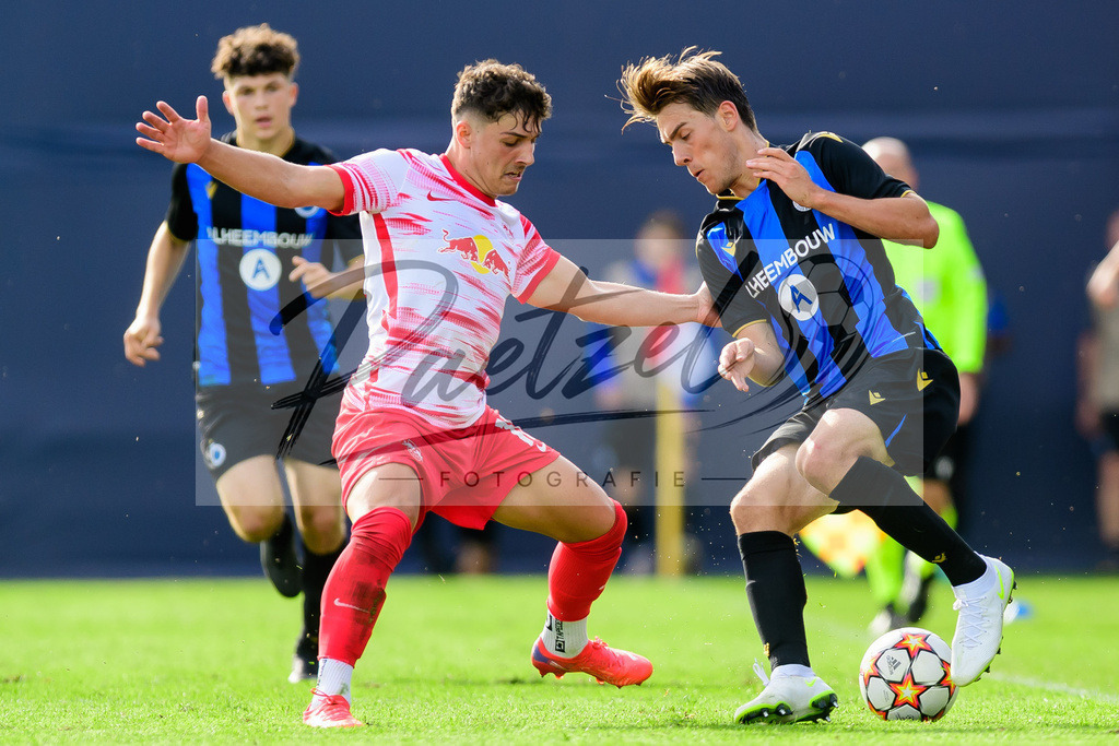 YLLEBR20210928_078 | Fussball, A-Junioren: Joscha Wosz (RB Leipzig) und Lynnt Audoor (Club Brugge KV) im Zweikampf beim Spiel der UEFA Youth League zwischen RB Leipzig und FC Bruegge im Stadion am Cottaweg am 28.09.2021 in Leipzig, Deutschland. - Realisiert mit Pictrs.com