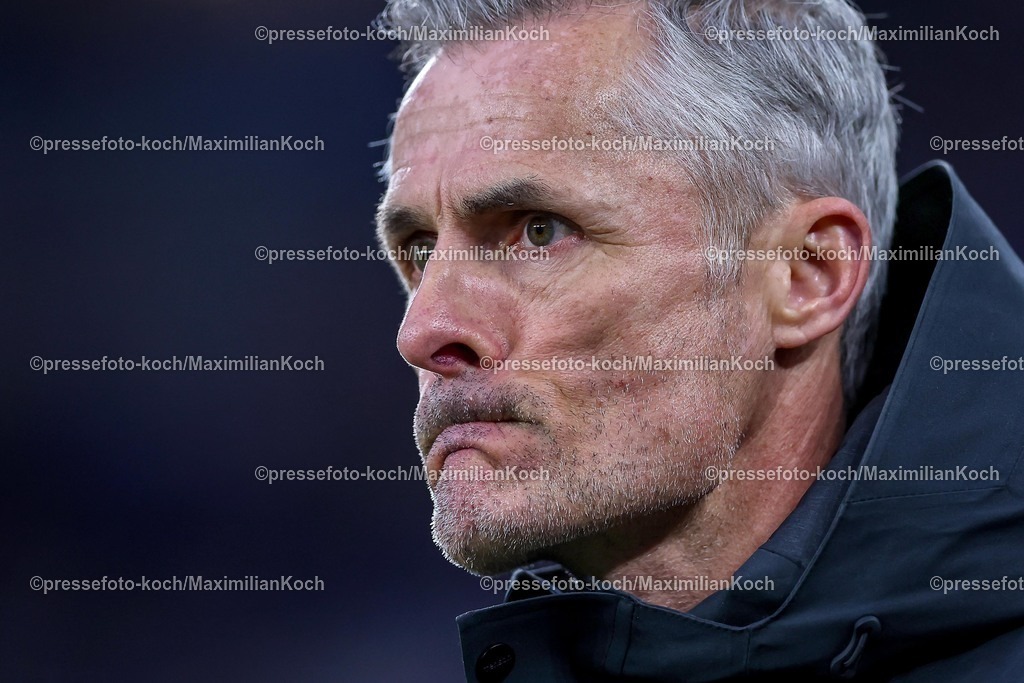S0414032502125 | 14.03.2025, Fußball, FC Schalke 04 - Hannover 96, 2.. Fußball Bundesliga, 26. Spieltag, Veltins-Arena Gelsenkirchen, Saison 2024 2025: Trainer Kees van Wonderen (S04 Cheftrainer)DFB regulations prohibit any use of photographs as image sequences and or quasi-video.