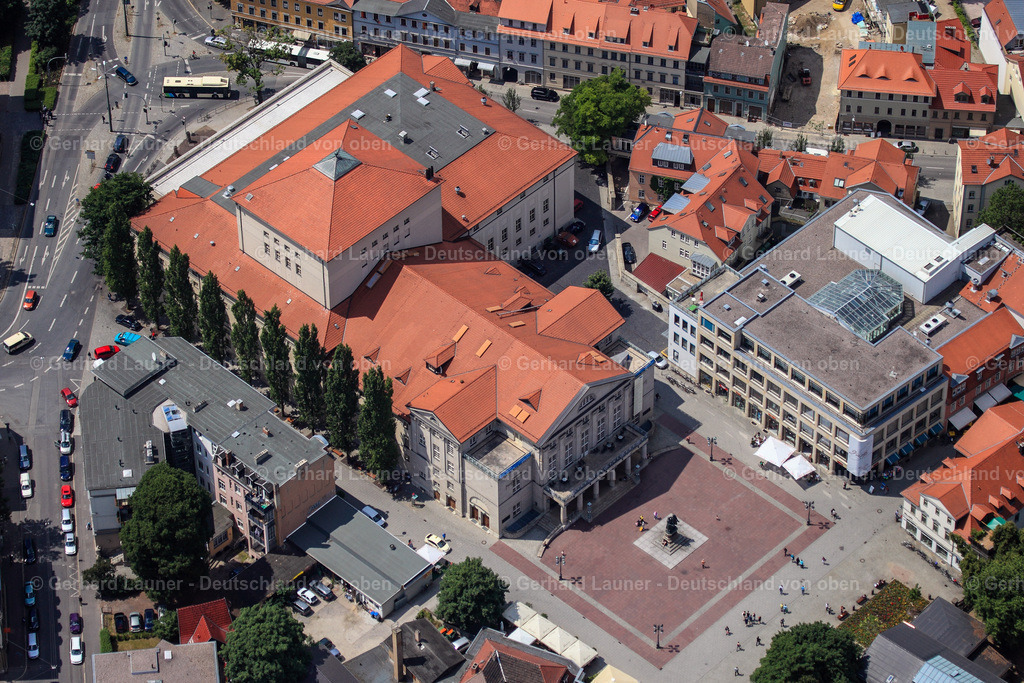 3003029 | WEIMAR 2010 Gebäude des Konzerthauses und Theater- Schauspielhauses " Deutsches Nationaltheater und Staatskapelle Weimar " mit dem Goethe-Schiller-Denkmal am Theaterplatz in Weimar im Bundesland Thüringen, Deutschland. // Building of the concert hall and theater playhouse " Deutsches Nationaltheater und Staatskapelle Weimar " with the Goethe-Schiller monument on Theaterplatz in Weimar in the state Thuringia, Germany. Foto: Gerhard Launer
