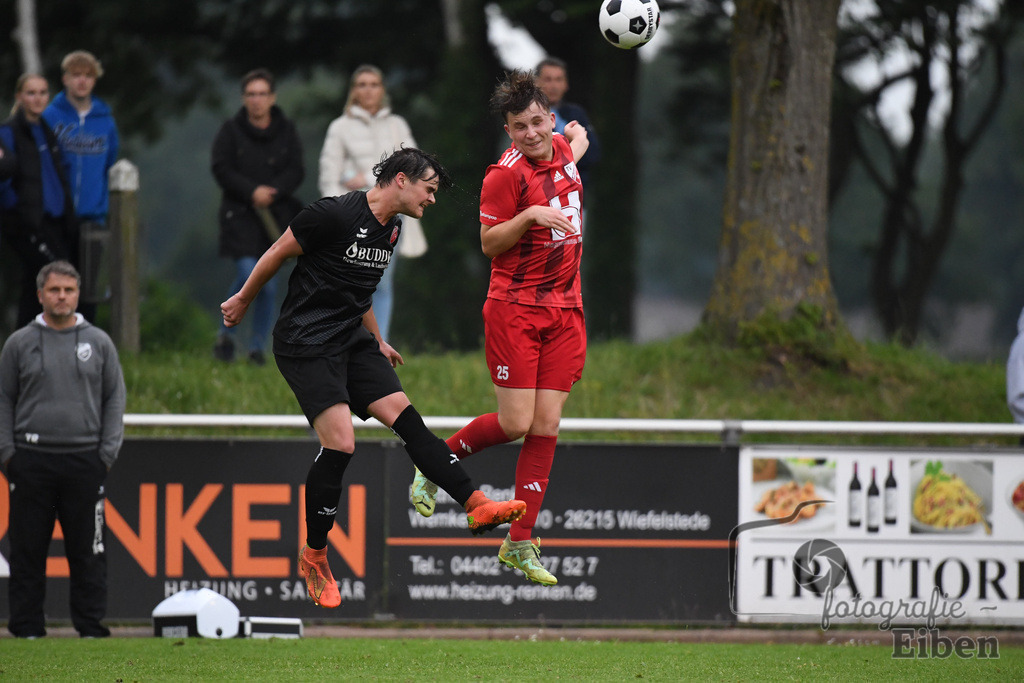 SVE Wiefelstede-TV Metjendorf | Herren Kreisliga; SVE Wiefelstede (schwarz)-TV Metjendorf (rot) am 31.05.2024; in Wiefelstede (Am Breeden), Photo: Philip Eiben 2024 - Realisiert mit Pictrs.com