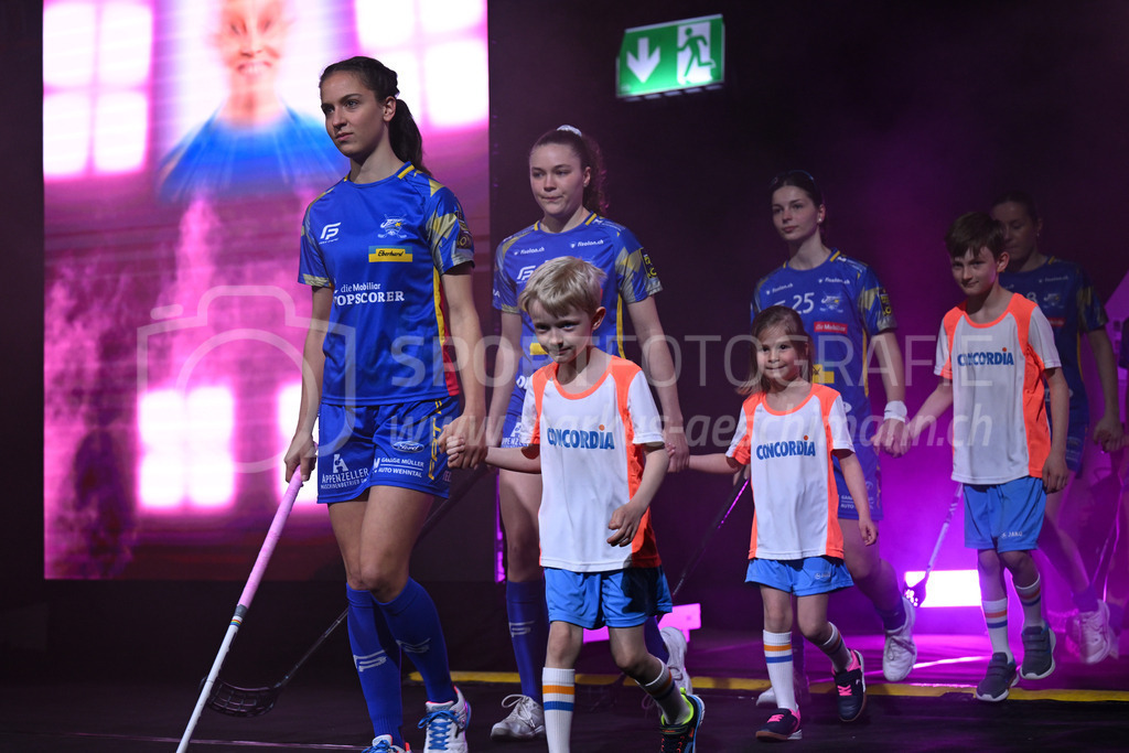 Kloten-Dietlikon Jets vs Skorpion Emmental Zollbrück - 15. April 2023 | 15.04.2023, Kloten, stimo arena, Swiss Unihockey Superfinal Frauen: Kloten-Dietlikon Jets - UHV Skorpion Emmental, Nina Metzger (#17 Kloten-Dietlikon Jets), Noomi Überschlag (#19 Kloten-Dietlikon Jets) und Gentiana Behluli (#25 Kloten-Dietlikon Jets) mit Einlaufkids. - Realisiert mit Pictrs.com