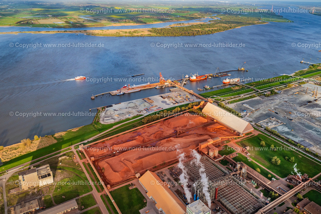 Stade_Bützfleth_Aos_ELS_1517140424 | STADE 20.04.2024 Hafenanlage Stader Seehafen AOS am Bützflether Sand in Bützfleth im Bundesland Niedersachsen, Deutschland. Weiterführende Informationen bei: Dow Deutschland Anlagengesellschaft mbH. // Stader Seehafen Refinery equipment and management systems on the factory premises of the mineral oil manufacturers of Dow Deutschlond Anlagengesellschaft mbH in Buetzfleth in the state Lower Saxony, Germany. Further information at: Dow Deutschland Anlagengesellschaft mbH. Foto: Martin Elsen