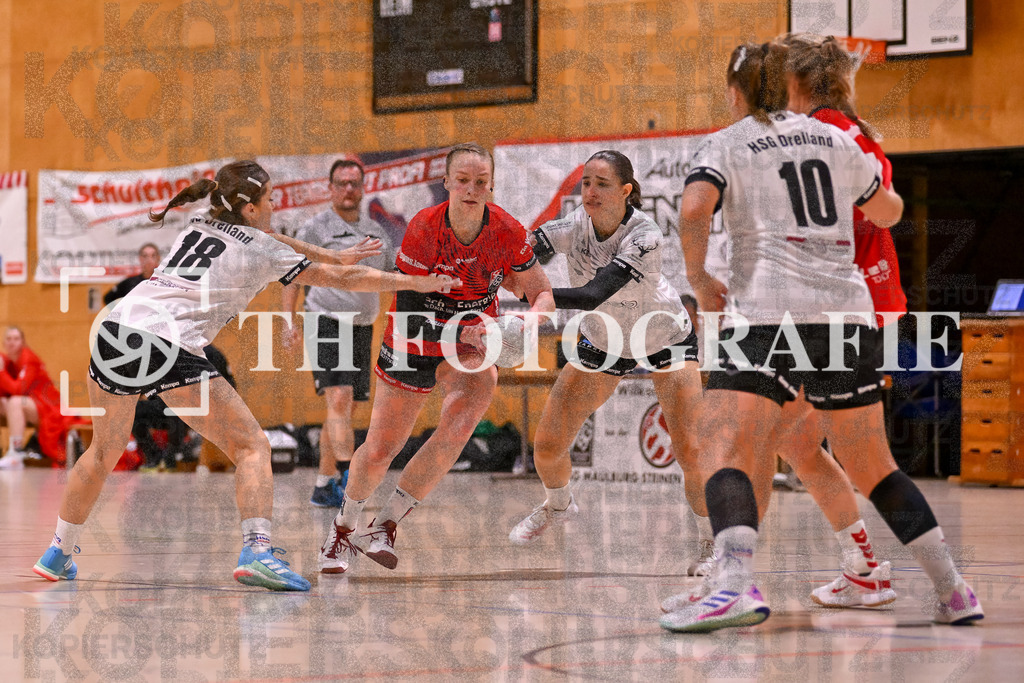 GER, SG Maulburg/Steinen - HSG Dreiland, Frauen-Handball, Oberliga Suedbaden, 3. Spieltag, Saison 2024/2025, 12.10.2024 | Amely Haas (SG Maulburg/Steinen, #10) am Ball und im Duell mit Tina Wollschlaeger (HSG Dreiland, #10)GER, SG Maulburg/Steinen - HSG Dreiland, Frauen-Handball, Oberliga Suedbaden, 3. Spieltag, Saison 2024/2025, 12.10.2024Foto: TH Fotografie/Thomas Hess