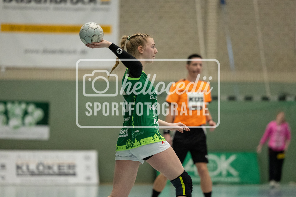Vechta_Blomberg-02 | Thea Johanna Hülsmann (5, SC SFN Vechta) Passt den Ball. - Realisiert mit Pictrs.com