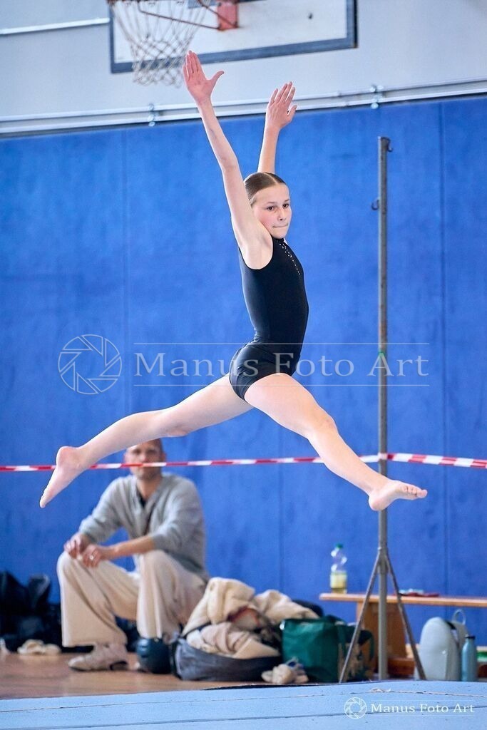 2024-04-19-1-3-C-DSC01635 | Professionelle Sportfotografie in Hamburg, Schleswig-Holstein und Niedersachsen – spezialisiert auf Rhönrad, Geräteturnen, Leistungsturnen und rhythmische Sportgymnastik. Bundesweite Begleitung von Rhönrad-Events. Jetzt Sport-Fotos - Realisiert mit Pictrs.com