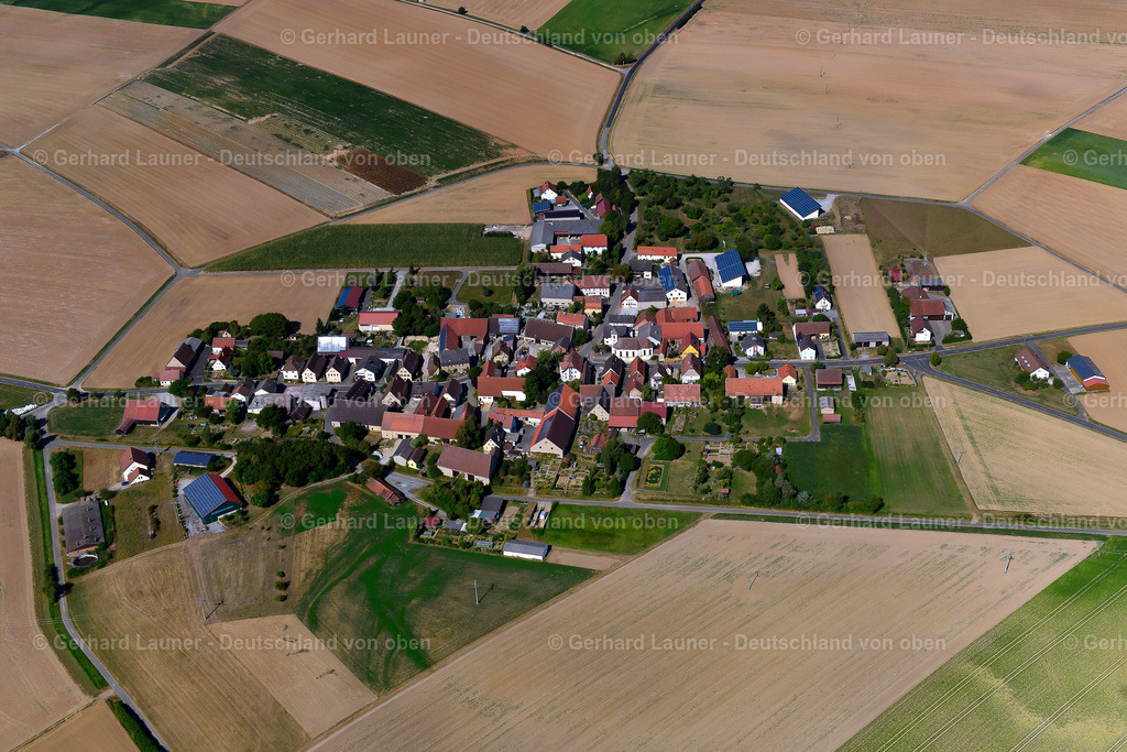 3650480 | OESFELD 13.09.2016 Landwirtschaftliche Nutzflächen und Feldgrenzen  umsäumen das Siedlungsgebiet des Dorfes in Oesfeld im Bundesland Bayern, Deutschland // Agricultural land and field boundaries surround the settlement area of the village  in Oesfeld in the state Bavaria, Germany Foto: Gerhard Launer