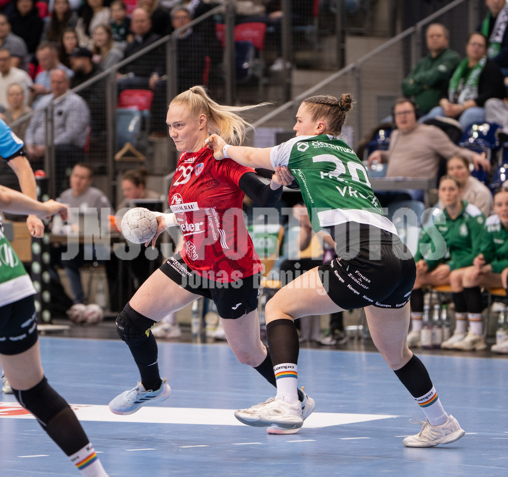 Handball I Frauen I Saison 2025-2026 I 1. HBF I 17. Spieltag I VFL Oldenburg - Thüringer HC I 0213 | Johanna Reichert (29, Thüringer HC) gegen Ariane Pfundstein (20, VfL Oldenburg) - Realisiert mit Pictrs.com