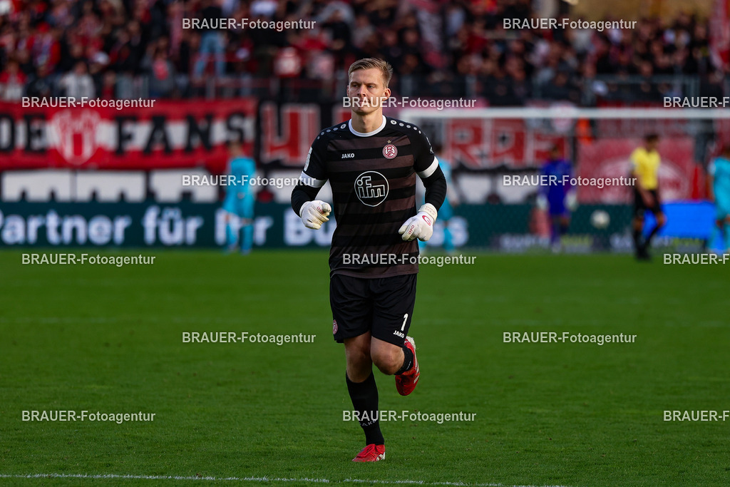 Rot-Weiss Essen - Viktoria Köln - 3.Liga | Essen, Deutschland, 18.10.2025 Jakob Golz  (Rot-Weiss Essen) schaut  während des 3.Liga Spiels zwischen Rot-Weiss Essen- Viktoria Köln im Stadion an der Hafenstraße am 01.08.2025 in Essen. (Foto von Timo Bluhmki-Schmidt/ Brauer Fotoagentur