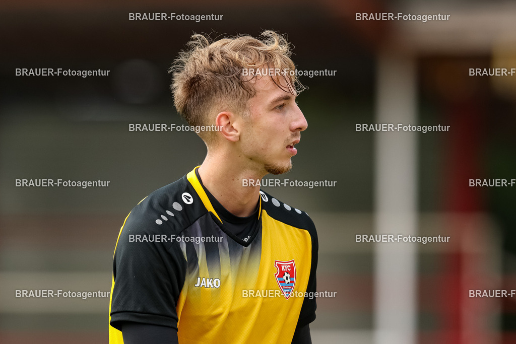 1_SVSKFC_20250726_1053.JPG -  - SV Schermbeck - KFC Uerdingen  - Testspiel | Schermbeck, Deutschland, 26.07.25: Etienne-Noel Reck (KFC Uerdingen) schaut während des Testspiel Spiels zwischen SV Schermbeck - KFC Uerdingen  in der Volksbank Arena am 26. July 2025 in Schermbeck, Deutschland. (Foto von Stefan Brauer/Brauer-Fotoagentur)