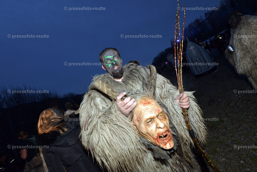 news-2022-Dez03-Krampusumzug-Reutte-WTV_5538 | Info aus dem Bezirk Reutte/Ausserfern Tirol sowie eine umfangreiche Bilddatenbank über die gesamte Region: Lechtal, Talkessel Reutte, Tannheimertal, Zwischentoren. Lech, Plansee, Zugspitze, Grenztunnel, B179, Fernpassstraße, Verkehr, Lawinen, Tradition, - Realisiert mit Pictrs.com