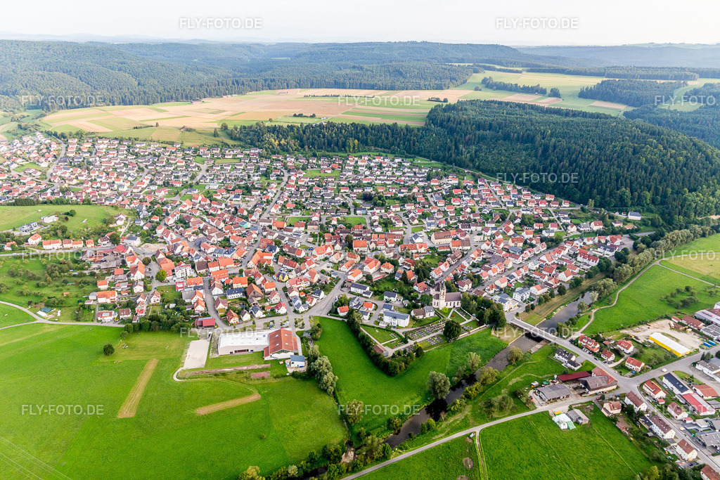 Ortsansicht der Straßen und Häuser der Wohngebiete | Luftbild: Ortsansicht der Straßen und Häuser der Wohngebiete im Ortsteil Nendingen in Tuttlingen im Bundesland Baden-Württemberg in Deutschland. Foto: IMG_102728.jpg vom 25.08.2017 durch Werner Riehm/FLY-FOTO.de - Realisiert mit Pictrs.com