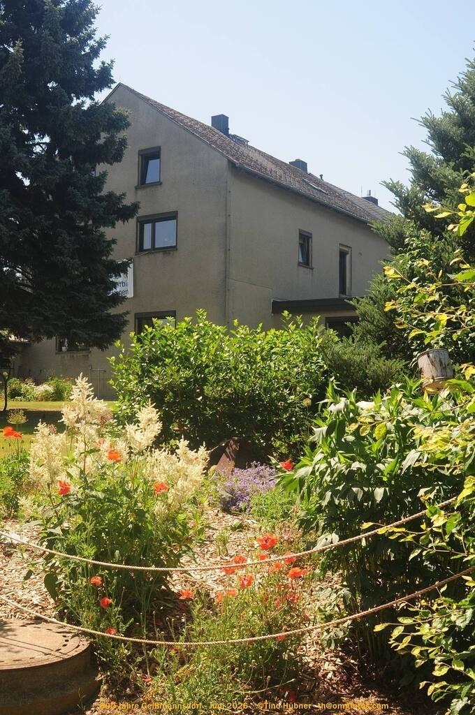 Geißmannsdorf-2026-Ortsbilder-222 | Geißmannsdorf bei Bischofswerda im Sommer 2026. Ein fotografischer Streifzug durch das Dorf Geißmannsdorf, mit Gebäuden, Straßen, Strohpuppen und geschmückten Vorgärten und Grundstücken anlässlich der 800-Jahr-Feier von Geißmannsdorf im Juni 2026 - Realisiert mit Pictrs.com
