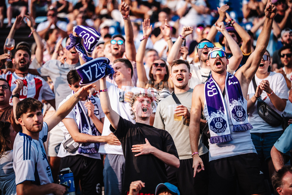 Beachvolleyball | Männer | Deutsche Meisterschaften 2025 Timmendorfer Strand | 04.09.2025 | Fans von Luis Kubo mit Fanartikeln des TUB Bocholt
