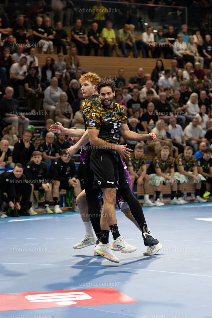 HC Elbflorenz 2006 - TV 05/07 Hüttenberg, 2. Handball-Bundesliga, 6. Spieltag | Im Bild: Daniel Bláha (19, Dresden) und Sebastian Greß (25, Dresden) springen04.10.2026, HC Elbflorenz 2006 - TV 05/07 Hüttenberg, 2. Handball-Bundesliga, 6. Spieltag, Deutschland, Dresden, BallsportArena Dresden