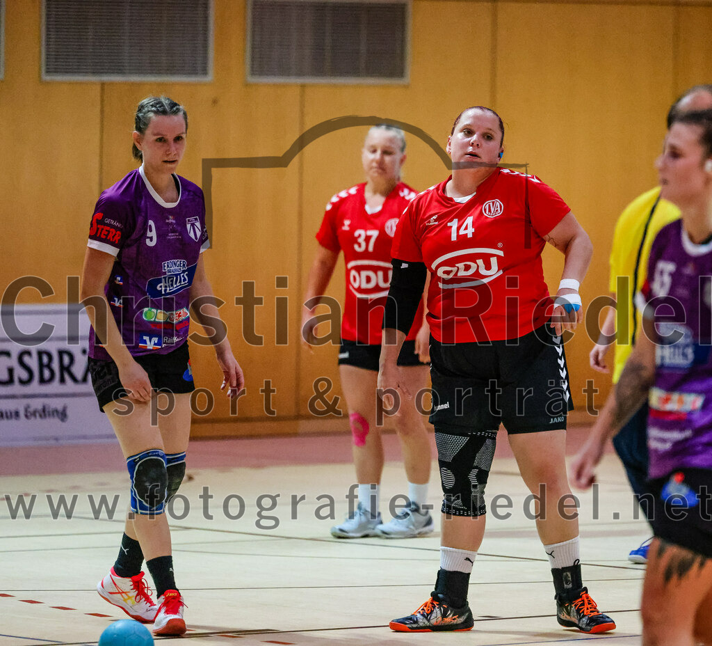 2023-11-04_063_SpVgg_Altenerding_gegen_TV_Altoetting | Erding, Deutschland, 04.11.2023:
Handball, Bezirksoberliga Frauen Altbayern 2023 / 2024, 6. Spieltag, SpVgg Altenerding gegen TV Altötting, Endergebnis: 28:26

Julia Kranich (SpVgg Altenerding, #9), Birgit Schotterer (TV Altötting, #14)

Foto: Christian Riedel / fotografie-riedel.net