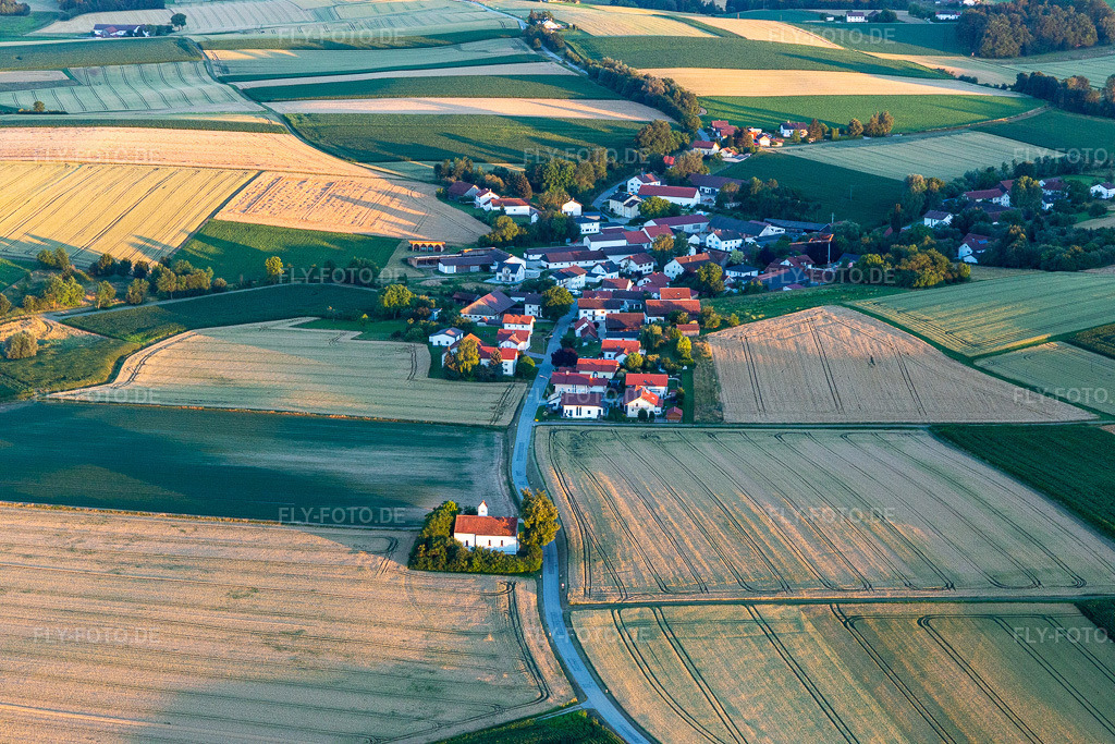 Luftbild: Gneiding im Ortsteil Gneiding in Oberpöring im Bundesland Bayern in Deutschland. Foto: IMG_132944.jpg vom 02.07.2022 durch Werner Riehm/FLY-FOTO.deRathaus - VG Oberpöring