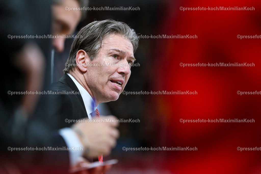 DueDEL25022401086 | 25.02.2024, Düsseldorf, Eishockey, Penny DEL, 49. Spieltag, PSD-BANK Dome, Düsseldorfer EG - Kölner Haie: Headcoach Trainer Uwe Krupp (Kölner Haie)