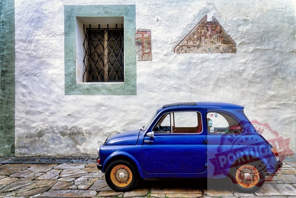 Classic blue Fiat 500 parked near old building with fresco and barred window | Small vintage Fiat 500 with yellow wheels parked in front of weathered white wall with barred window and remains of fresco - Realisiert mit Pictrs.com