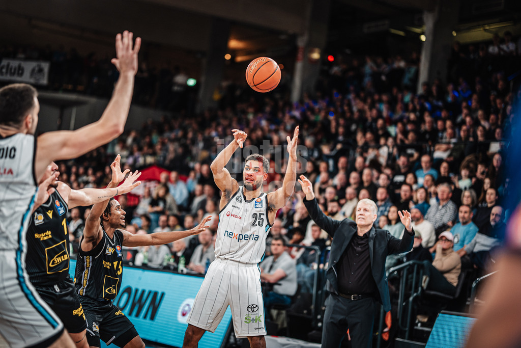 Basketball | Männer | Saison 2024/2025 | easyCredit Basketball Bundesliga | 12. Spieltag | Veolia Towers Hamburg vs. MHP Riesen Ludwigsburg | 21.12.2024 | Kennet Ogbe (#25, Veolia Towers Hamburg)