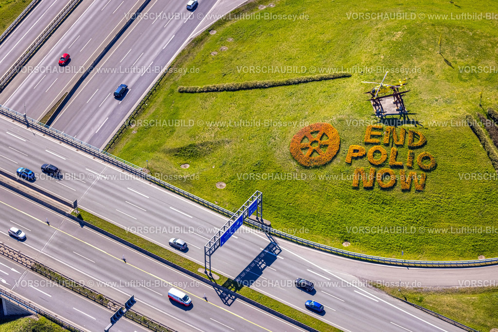 Kamen220403937Rotary | Luftbild, 20.000 Tulpen pflanzten die Kamener Rotarier am Kamener Kreuz unterhalb der ADAC-Hubschrauber-Skulptur. Sie werden in den nächsten Tagen blühen. 
Rotarys Kampf gegen die Kinderlähmung (POLIO Poliomyelitis)
Das größte Projekt, das Rotary in seiner 116-jährigen Geschichte je angepackt hat – der Kampf gegen die Kinderlähmung –, heißt PolioPlus und steht kurz vor dem Ziel: Seit 1988 gelang es mit Hilfe mächtiger Partner wie der Weltgesundheitsorganisation, den größten Teil der Welt durch massive Impfkampagnen von Polio zu befreien. Durch die großen Fortschritte der letzten Jahre rückt das Ziel in greifbare Nähe: Innerhalb der nächsten drei Jahre bis 2023 soll die Übertragungskette weltweit unterbrochen sein. , Kamen, Ruhrgebiet, Nordrhein-Westfalen, Deutschland