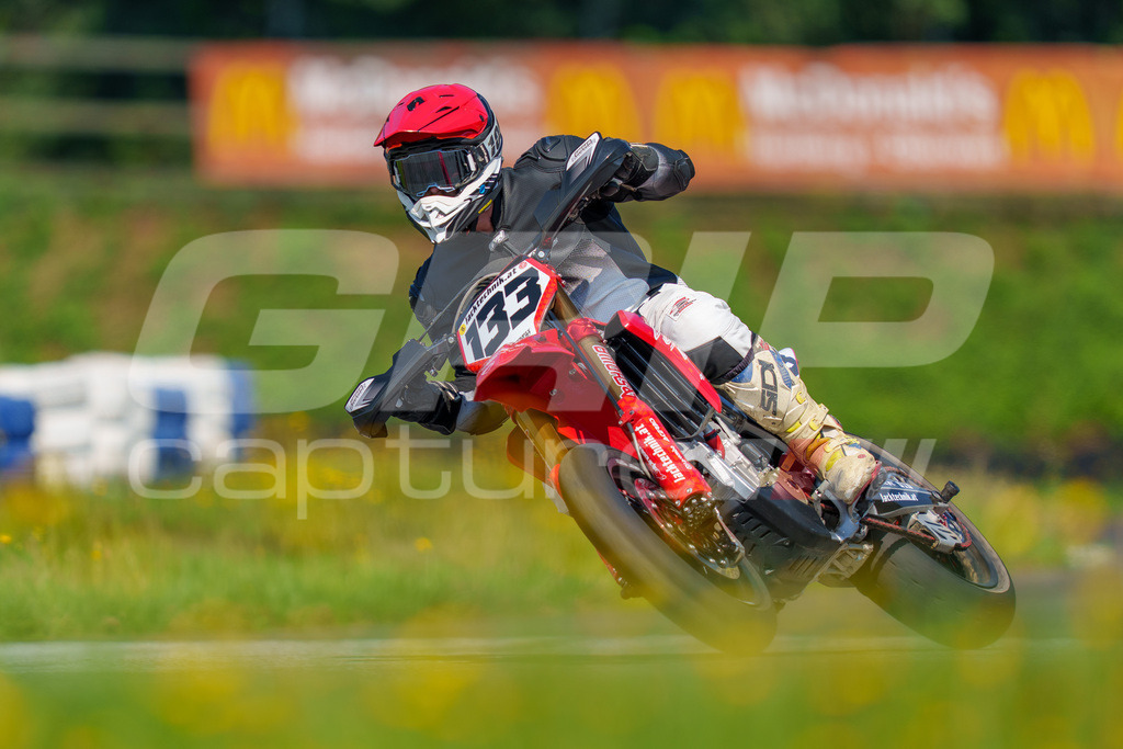 SuperMoto_Staatsmeisterschaft_Greinbach_332 | GRIPcapture steht für authentische Sportfotografie in Österreich – für Momente, die mehr sind als Geschwindigkeit oder Ergebnis. Es geht um Emotion, Spannung, Fokus und den Augenblick, der oft nur einen Wimpernschlag dauert.Ob Motorsport, Teamsport oder 