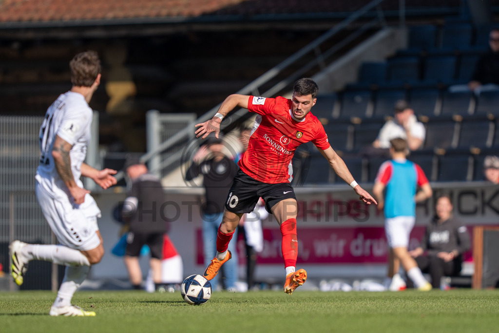 SG Sonnenhof Großaspach vs. KSV Hessen Kassel, Fussball, Regionalliga Südwest, 23. Spieltag, Saison 2025/2026, 07.03.2026 | Mert Tasdelen (SG Sonnenhof Großaspach, #10),SG Sonnenhof Großaspach vs. KSV Hessen Kassel, Fussball, Regionalliga Südwest, 23. Spieltag, Saison 2025/2026, 07.03.2026Foto: photosbyphips/Philip Ziegler