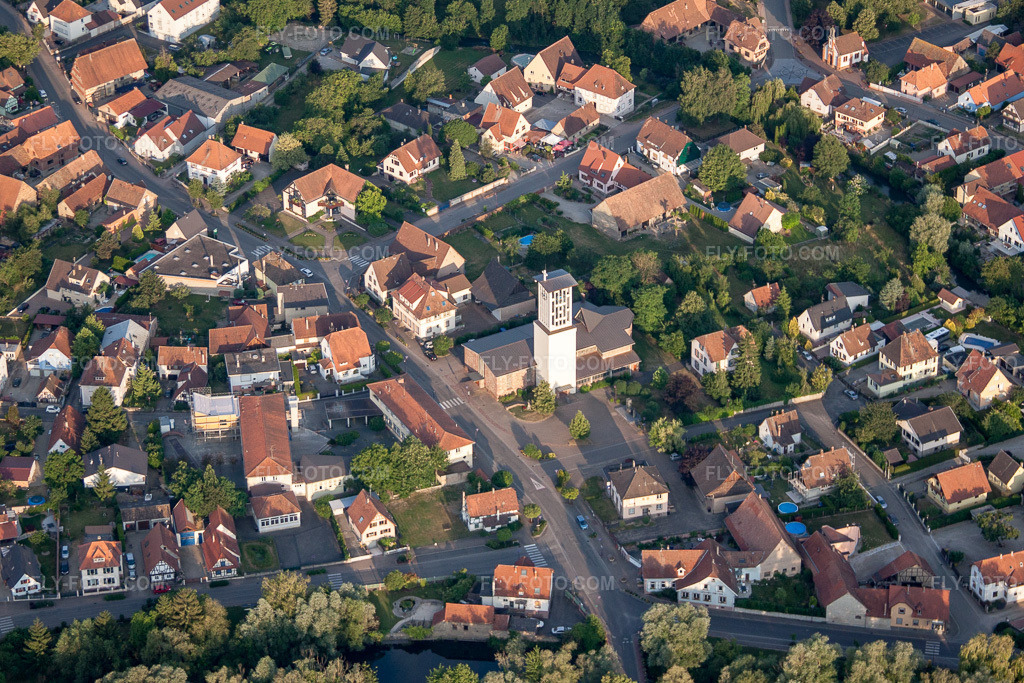 Aerial view: View of the town in Offendorf in the state Bas-Rhin, France.Photo: IMG_68032.jpg taken on 06/19/2014 by Werner Riehm/FLY-FOTO.comResolution of the original: 4417 x 2945 px