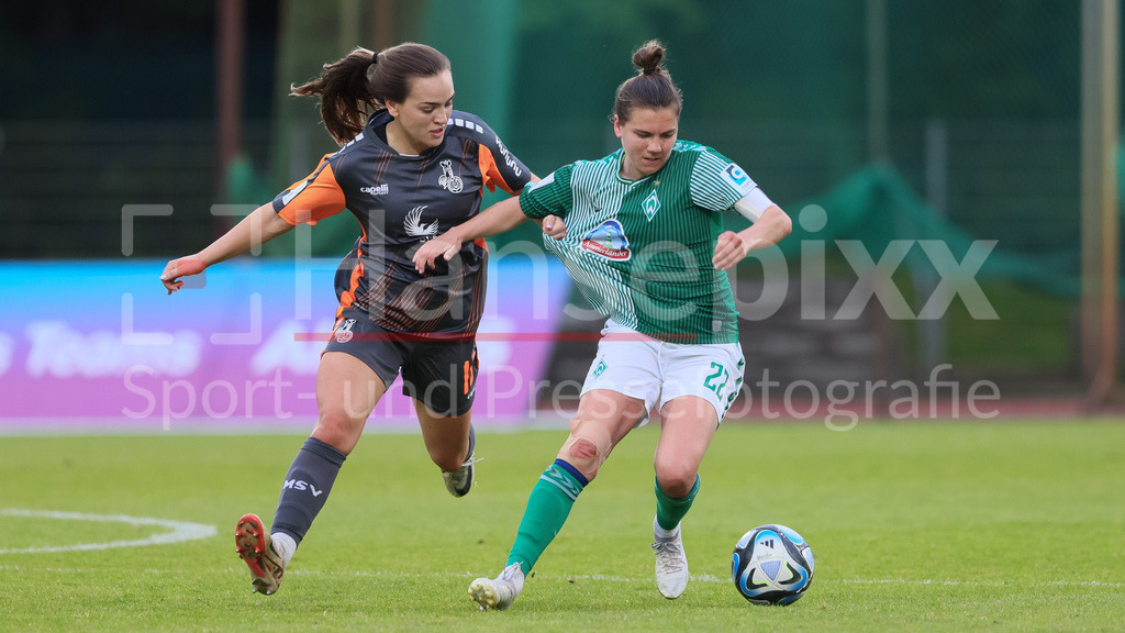 Fussball, Google Pixel Frauen-Bundesliga, SV Werder Bremen - MSV Duisburg | v.li.: Natalie Muth (MSV Duisburg, 13) und Rieke Dieckmann (SV Werder Bremen, 22) im Zweikampf, Duell, Dynamik, Aktion, Action, Spielszene, DIE DFB-RICHTLINIEN UNTERSAGEN JEGLICHE NUTZUNG VON FOTOS ALS SEQUENZBILDER UND/ODER VIDEOÄHNLICHE FOTOSTRECKEN. DFB REGULATIONS PROHIBIT ANY USE OF PHOTOGRAPHS AS IMAGE SEQUENCES AND/OR QUASI-VIDEO.