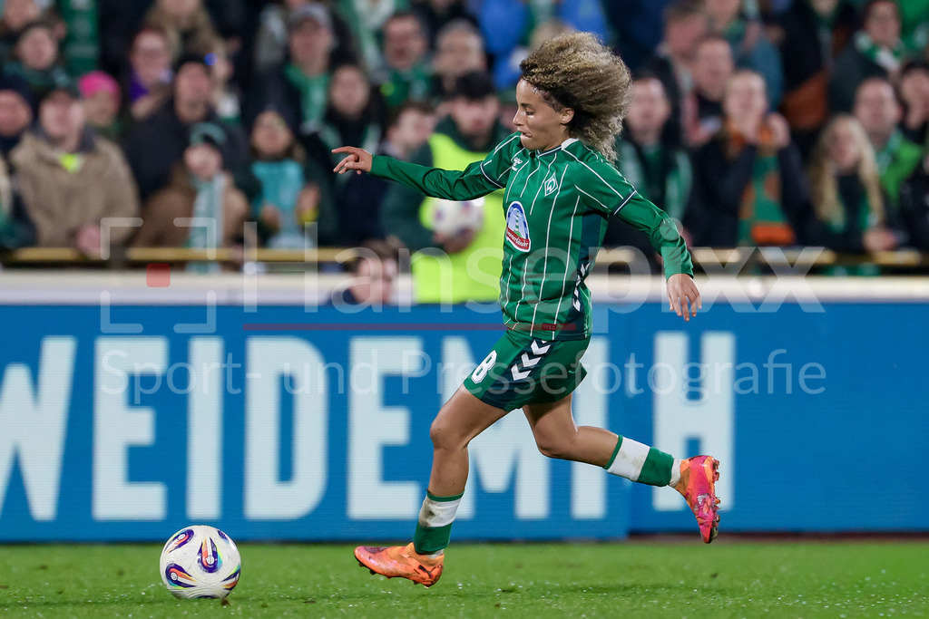 Fussball, Google Pixel Frauen-Bundesliga, SV Werder Bremen - RB Leipzig | Amira Arfaoui (SV Werder Bremen, 8) am Ball, Freisteller, Einzelbild, Ganzkörper, Aktion, Action, Spielszene, DIE DFB-RICHTLINIEN UNTERSAGEN JEGLICHE NUTZUNG VON FOTOS ALS SEQUENZBILDER UND/ODER VIDEOÄHNLICHE FOTOSTRECKEN. DFB REGULATIONS PROHIBIT ANY USE OF PHOTOGRAPHS AS IMAGE SEQUENCES AND/OR QUASI-VIDEO.