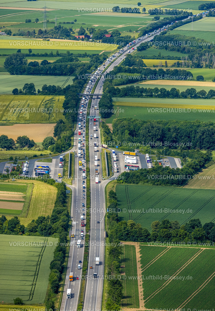 Soest220600578 | Luftbild, Verkehrsstau auf der Autobahn A44 am Rastplatz Ostönner Grund, Röllingsen, Soest, Soester Boerde, Nordrhein-Westfalen, Deutschland