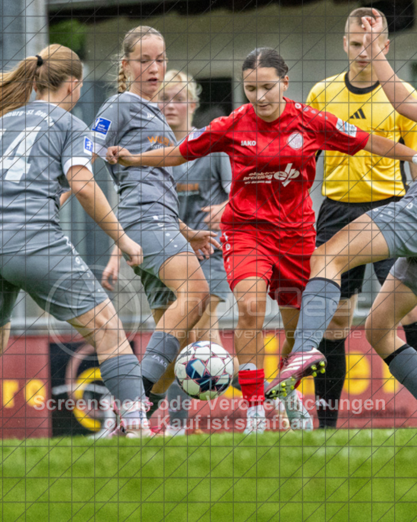 20251004_143838_0481-Bearbeitet-2 | Dusica Janjatovic (FC Donzdorf #10)1.FC Donzdorf (rot) vs. FC Freiburg-St. Georgen (grau), Fussball, EnBW-Oberliga B -Juniorinnen, 04. Spieltag, Saison 2025/2026, Rasenplatz, Lautertal Stadion, Süßener Straße 16, 73072 Donzdorf, 04.10.2025 - 14:00 Uhr,Foto: PhotoPeet-Sportfotografie/Peter Harich
