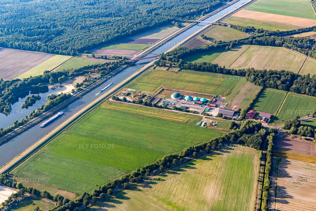 Luftbild: Scharnebeck Biogas GmbH an der Bahnbrücke über den Elbe-Seitenkanal in Scharnebeck im Bundesland Niedersachsen in Deutschland. Foto: IMG_110438.jpg vom 21.08.2018 durch Werner Riehm/FLY-FOTO.de