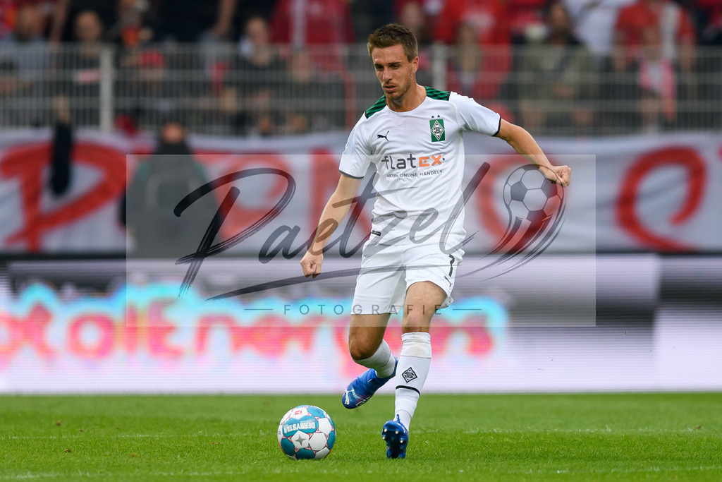 FCUBMG20210829_197 | Fussball, Herren: Patrick Herrmann (Borussia Moenchengladbach) in Aktion, am Ball, Einzelaktion beim Spiel der 1. Bundesliga zwischen 1. FC Union Berlin und Borussia Moenchengladbach im Stadion An der Alten Foersterei am 29.08.2021 in Berlin, Deutschland. - Realisiert mit Pictrs.com
