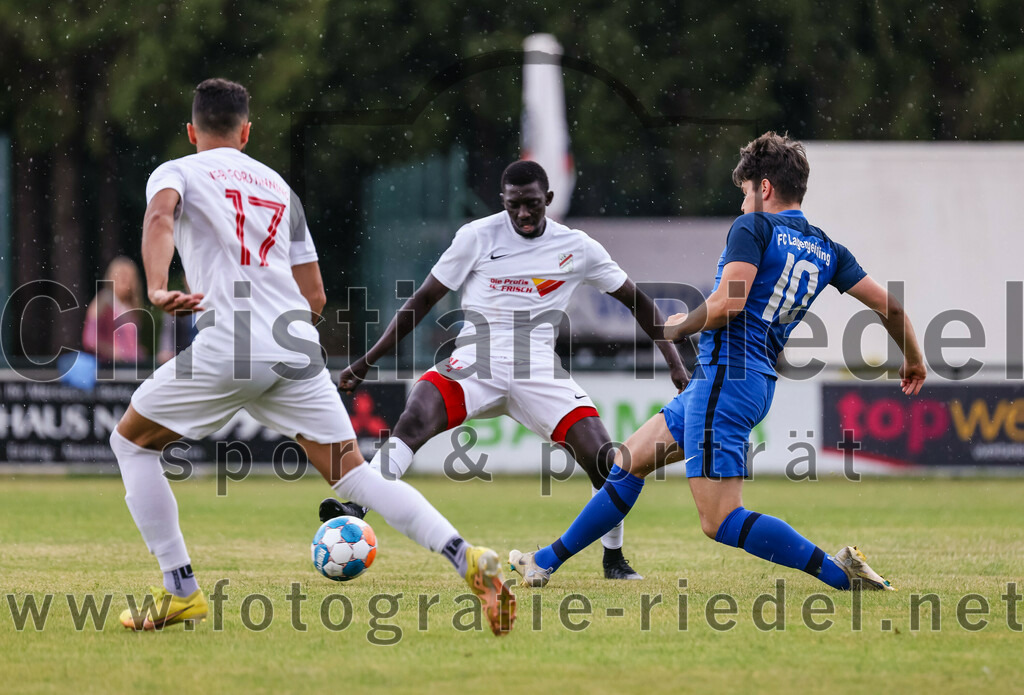 2023-06-30_014_FC_Langengeisling_gegen_VfB_Forstinning | Erding, Deutschland, 30.06.2023:
Fußball, Bezirksliga Oberbayern Ost 2023 / 2024, Testspiel, FC Langengeisling gegen VfB Forstinning, Endergebnis: 3:0

Mohamed Al Hosaini (VfB Forstinning, #17), Bakary Touray (VfB Forstinning, #14), Maximilian Maier (FC Langengeisling, #10)

Foto: Christian Riedel / fotografie-riedel.net