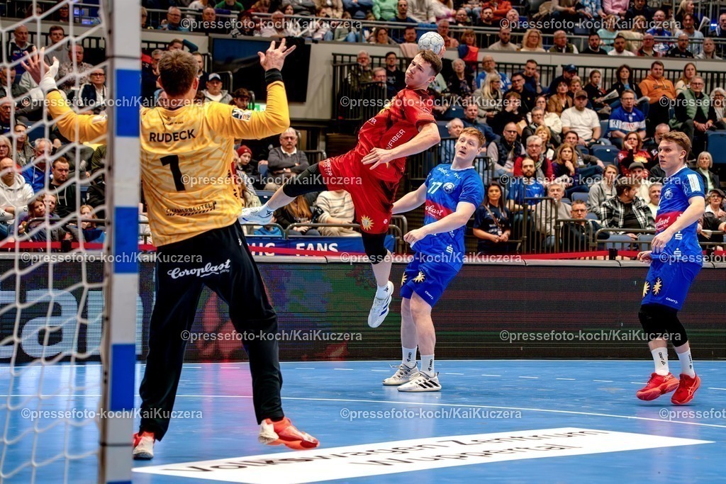 xKKU02032501049 | 02.03.2025, xkkux, Düsseldorf, Handball 2.HBL, Bergischer HC - TuS N-Lübbecke, Mitsubishi Electric HALLE: Christopher Rudeck BHC  verteidigt das Tor