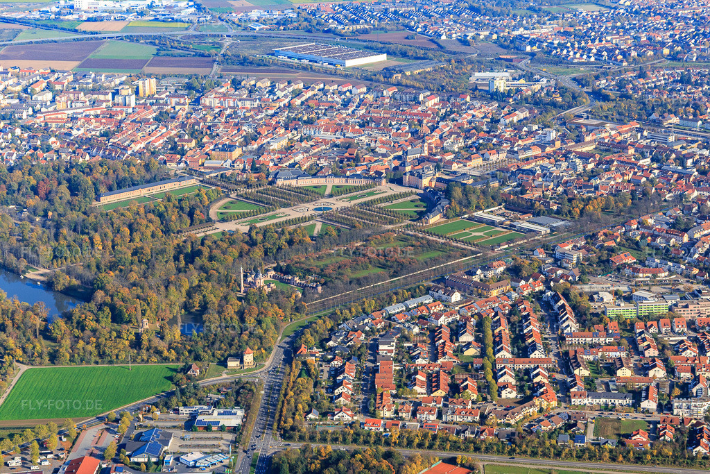 Luftbild: Parkanlage des Schloss Schwetzingen in Schwetzingen im Bundesland Baden-Württemberg in Deutschland. – Foto: IMG_104250.jpg vom 31.10.2017 durch Werner Riehm/FLY-FOTO.de – Auflösung des Originals: 5472 x 3648 px – Schloss und Schlossgarten Schwetzingen