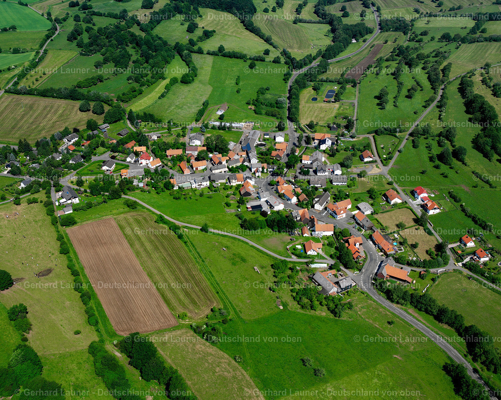 2614721 | KöLZENHAIN 09.06.2006 Landwirtschaftliche Nutzflächen und Feldgrenzen  umsäumen das Siedlungsgebiet des Dorfes in Kölzenhain im Bundesland Hessen, Deutschland // Agricultural land and field boundaries surround the settlement area of the village  in Kölzenhain in the state Hesse, Germany Foto: Gerhard Launer