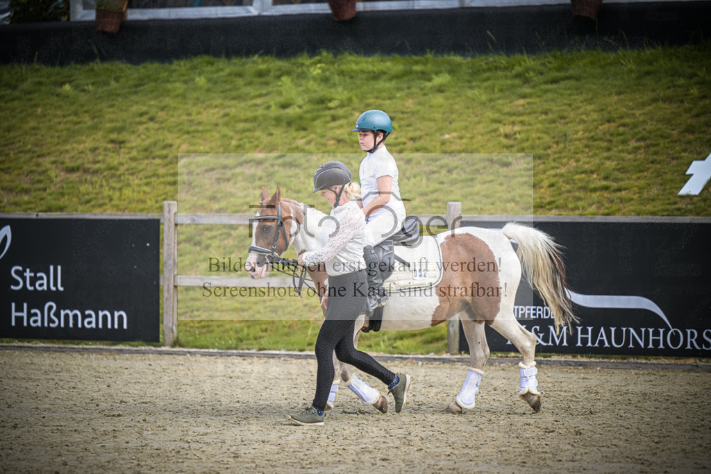 DOS_0200 | Entdecke hochwertige Reitturnierfotos von Foto Oger. Professionell, emotional und authentisch – jetzt Lieblingsmomente im Shop bestellen.Deutschlandweite Turnierfotografie. - Realisiert mit Pictrs.com