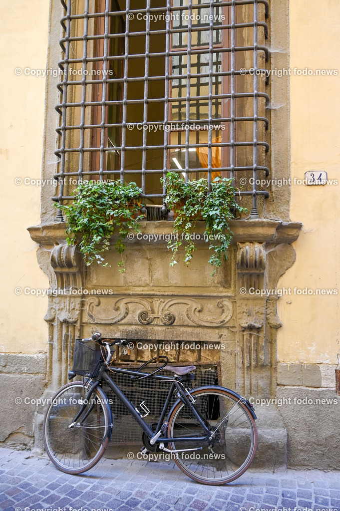 Italien_ Toscana_ Lucca_ 29.05.2024-69 | 29.05.2024, Italien, ITA, Toskana, Lucca im Bild Stadtansichten, Gebäude, Architektur, Touristen, Historisch, Souvenier, 


Lucca ist die Hauptstadt der Provinz Lucca in der Toskana. Sie liegt im Tal des Flusses Serchio etwa 20 km nordöstlich von Pisa und 20 km östlich der toskanischen Küste
Quelle: Wikipedia
